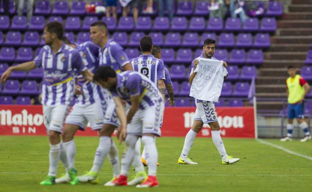 Álex Pérez muestra una camiseta dedicada a su novia tras marcar ante el Getafe./