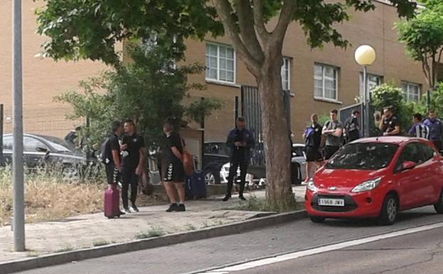 Jugadores y técnicos esperan esta mañana al autobús que les trasladará a Reus a las puertas de la Residencia de Jugadores. /El Norte