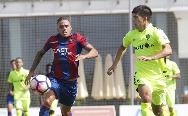 Roger, jugador del Levante que aspira a ser el máximo goleador de la categoría Roger, jugador del Levante que aspira a ser el máximo goleador de la categoría