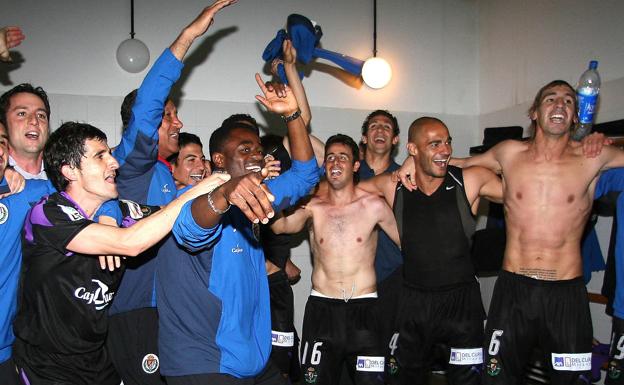 La plantilla blanquivioleta celebra la permanencia en Huelva en la temporada 2007-2008