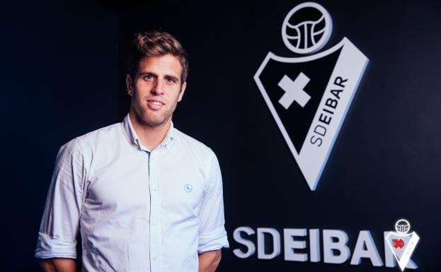 Pablo Hervías posa junto al escudo del Eibar el día en el que se anunció su fichaje por el conjunto armero.