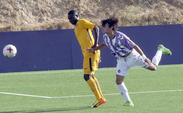 Apa disputa un balón a un jugador del Atlérico de Madrid B.