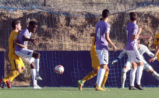 Porto se dispone a rematar un balón durante el Real Valladolid B-Atlético de Madrid B de la tercera jornada de la Segunda División B.