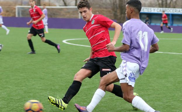 Dalisson realiza un pase en presencia de un jugador del Almendralejo /HENAR SASTRE