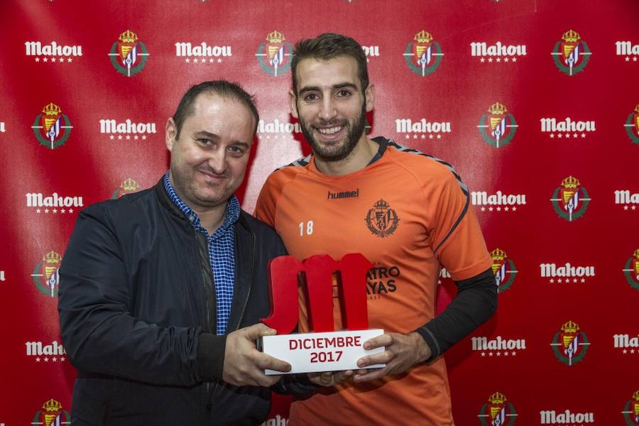 Antoñito recogió el galardón que le acredita como mejor jugador de diciembre de manos de Emilio Ballesteros, de Brasería Recoletos./EL NORTE