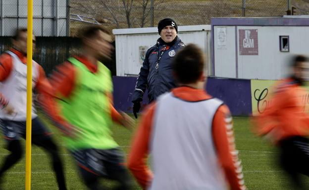 Luis César Sampedro observa las evoluciones de sus hombres durante un entrenamiento de la semana pasada. /G. Villamil