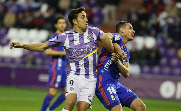 Mata lucha la posición en el partido de ida./G. Villamil