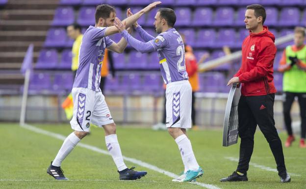 Nacho (el jugador de la derecha), se saluda con Míchel en el momento de saltar al terreno de juego. /A. Mingueza