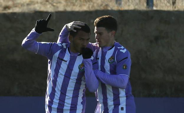 Samames, a la derecha, celebra un gol con Luis Siuárez/
