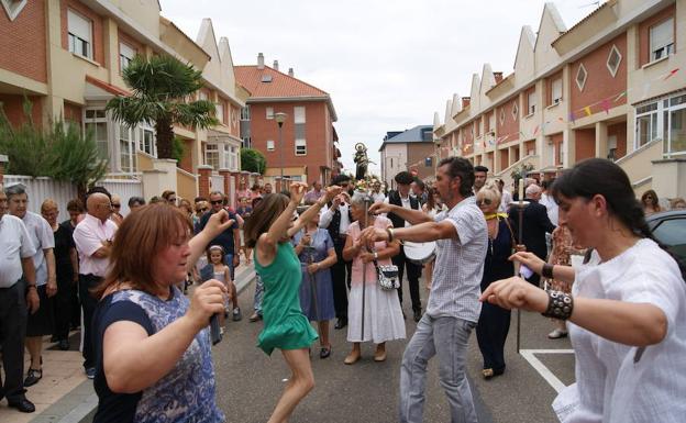 Los vecinos bailaron delante de la imagen de San Antonio como es tradición en La Flecha. /Jota de la Fuente