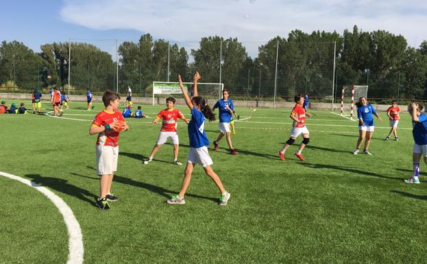 Partido de balonmano disputado en los campos de La Vega. /Jota de la Fuente