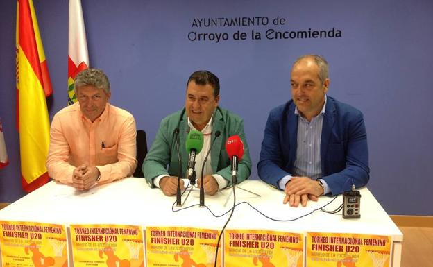 De izquierda a derecha, Sarbelio Fernández, concejal de Deportes de Arroyo, José Manuel Barrio, alcalde de Arroyo, y Kiko Fuentes, de la Diputación de Valladolid.