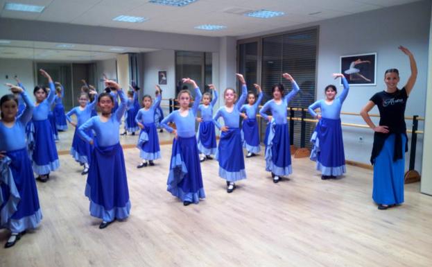 Grupo de flamenco de la Escuela de Danza de Arroyo.