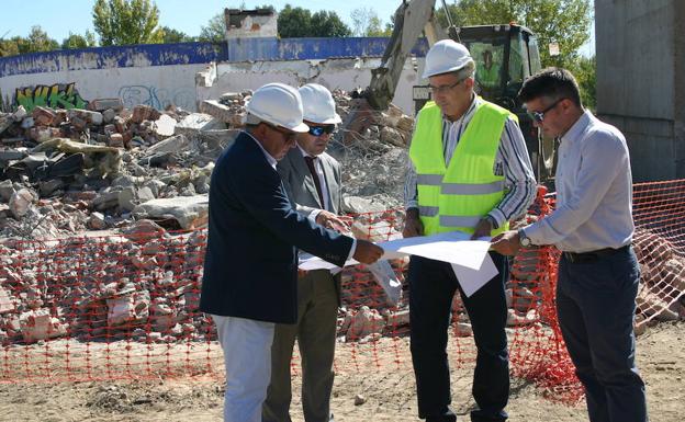 José Manuel Barrio y José Antonio Otero comprobaron en la misma parcela y sobre los planos con el Jefe de Obra el proyecto de la Casa de la Música y el Teatro.