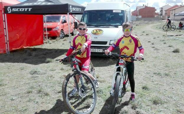 Niños ciclistas de Arroyo. /Jota de la Fuente