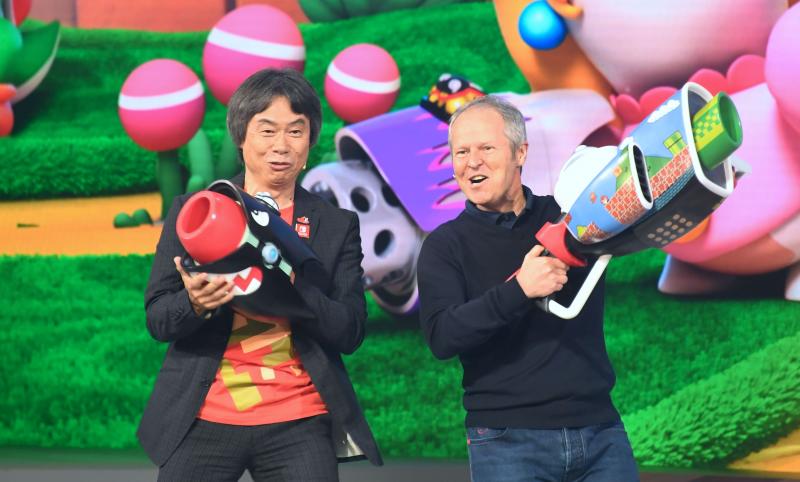 Shigeru Miyamoto e Yves Guillemot, sobre el escenario./Afp