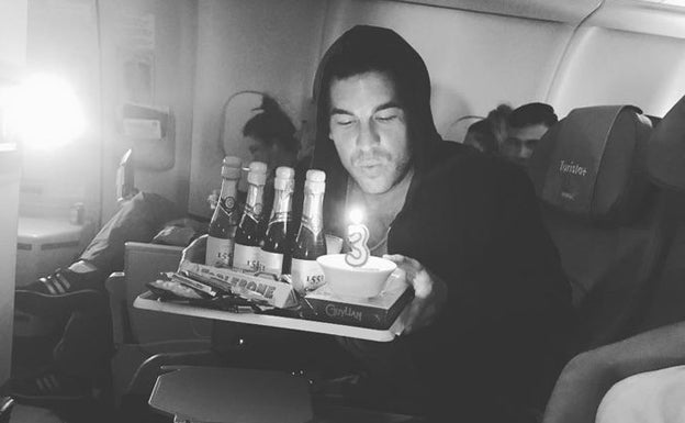 Mario Casas sopla las velas en el avión. Instagram/
