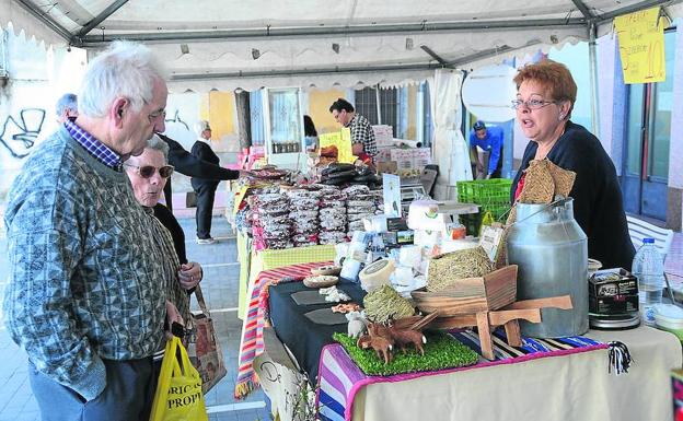 Expositores y público que se dieron cita en una anterior edición de la feria en Alba de Tormes. /WORD