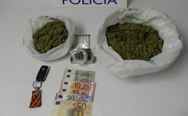 Marihuana y dinero intervenido. /El Norte