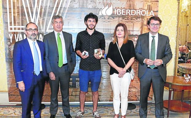 Entrega del Premio del Jurado del Festival de la Luz, en el salón del recepciones. /LAYA