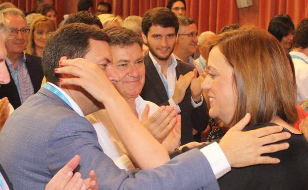 Carriedo felicita a Ángeles Armisén tras ser elegida nueva presidenta del PP./Marta Moras