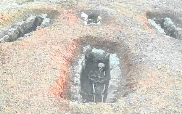 Tumbas aparecidas en Dueñas. /El Norte