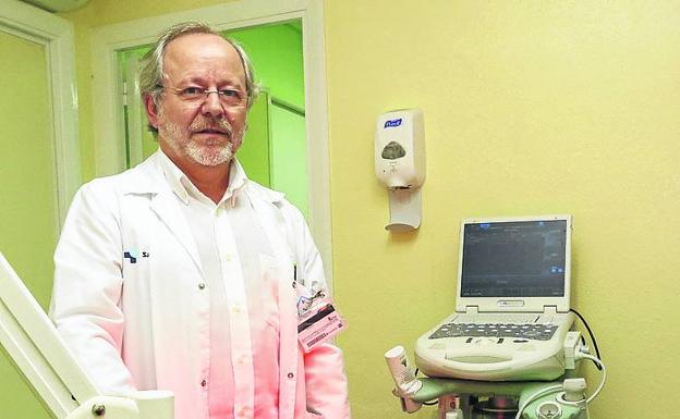 El dermatólogo Juan Carlos Santos Durán, en una consulta./LAYA