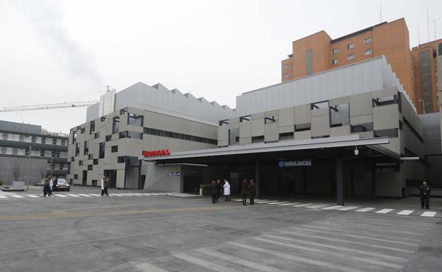 Entrada a Urgencias del Hospital Clínico. /G. V.