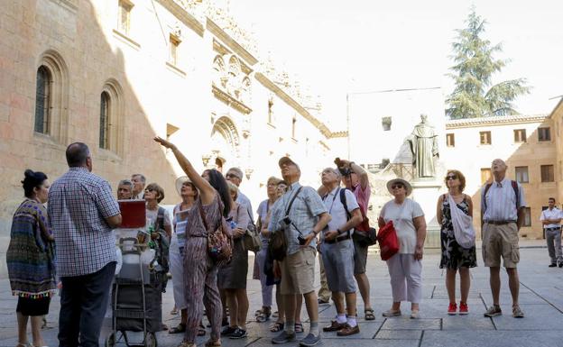 Un grupo de turistas, en la zona de la Universidad./Manuel Laya