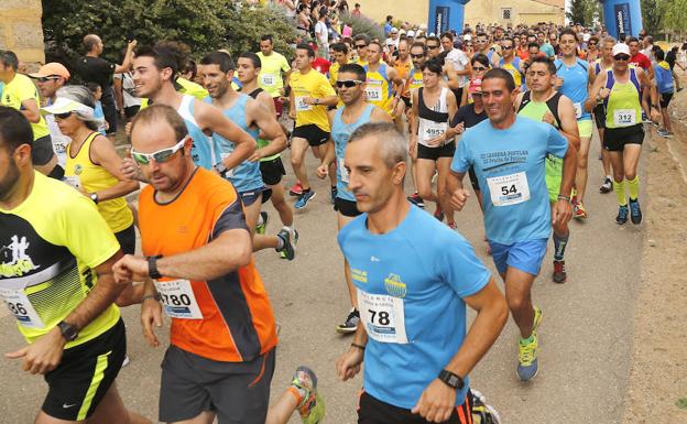 Los atletas toman la salida en la carrera de esta mañana en Autillo de Campos.