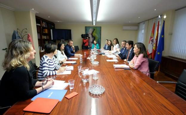 Reunión de la Mesa del Autónomo de Castilla y León, presidida por el consejero Carlos Fernández Carriedo. /EL NORTE