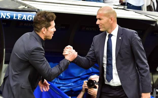 Zidane y Simeone se saludan antes de un partido. /Afp