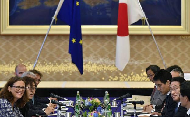 La comisaria de Comercio europea viajó a Tokio para cerrar el acuerdo comercial UE-Japón./Efe