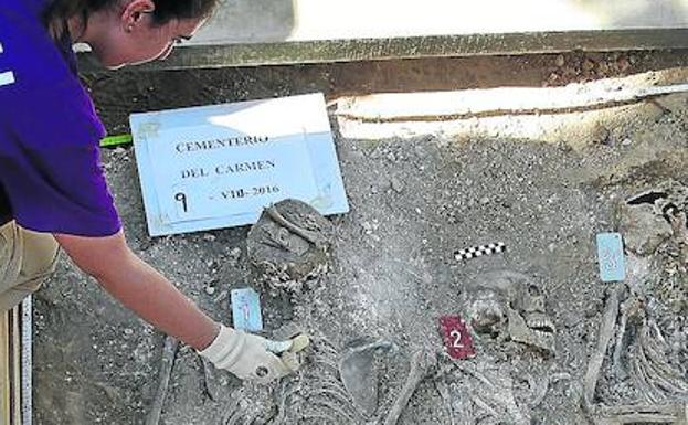 Trabajos en una fosa común del Carmen, el verano pasado./G. V.