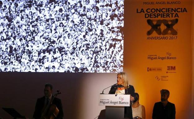 Marimar Blanco en una conferencia en la fundación de Miguel Ángel Blanco