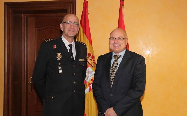 Juan José Campesino, a la izquierda junto al subdelegado del Gobierno en Valladolid, Luis Antonio Gómez Iglesias .