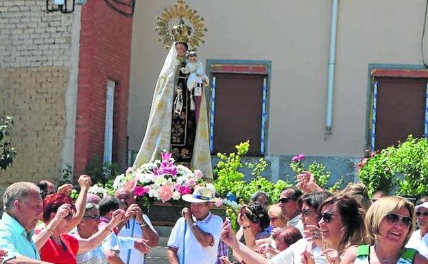 Las danzas se sucedieron durante todo el recorrido con la patrona por el pueblo.