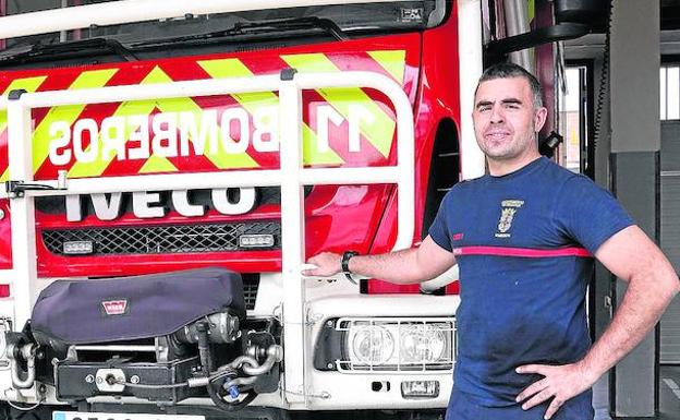 David Herrero en el Parque de Bomberos de Palencia.