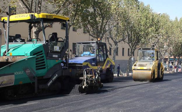 Anteriores obras de asfaltado que se ejecutaron en octubre de 2016 en al avenida de la Constitción.