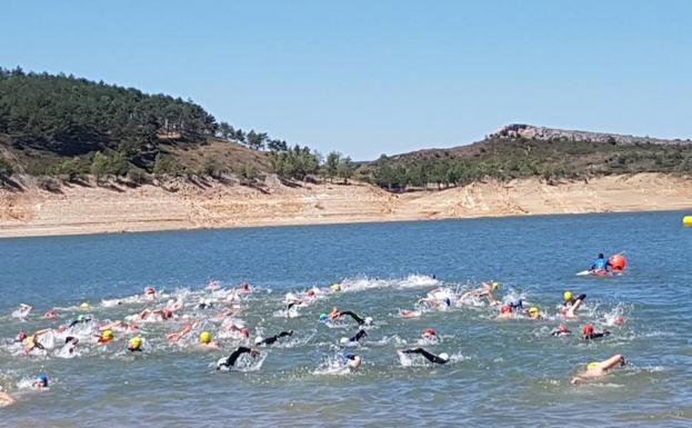 Los nadadores inician, en el embalse de Aguilar, la travesía a nado.