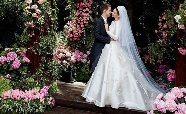 Miranda Kerr luce su vestido junto a su marido Evan Spiegel.