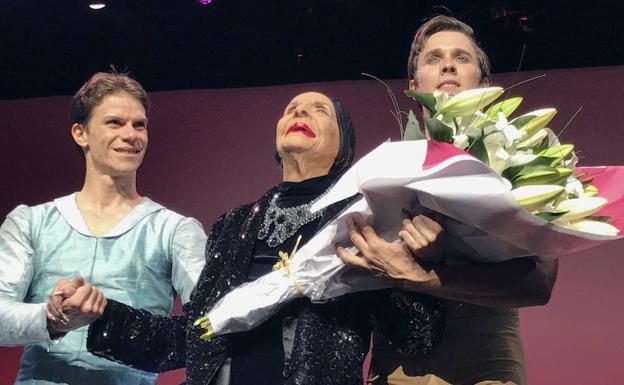 Alicia Alonso recibe un reconocimiento en París.
