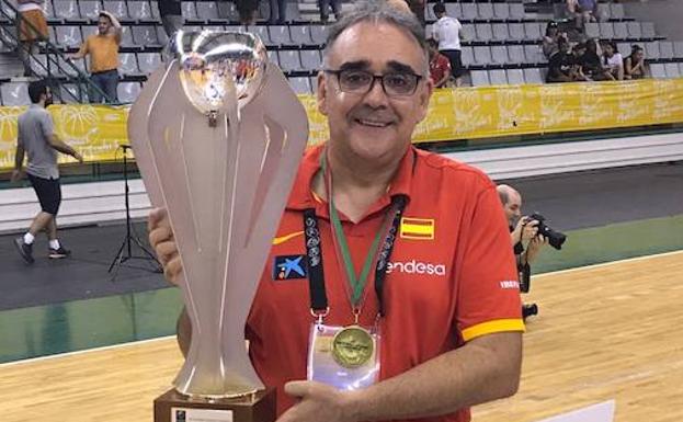 José Ignacio Hernández, con el trofeo de campeón de Europa conquistado este pasado domingo en Portugal con la selección U-20 de España.
