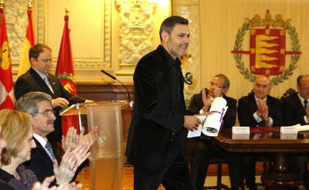 El actor Roberto Enríquez, en el Ayuntamiento de Valladolid al recibir uno de los Premios Piñones de Oro El actor Roberto Enríquez, en el Ayuntamiento de Valladolid al recibir uno de los Premios Piñones de Oro
