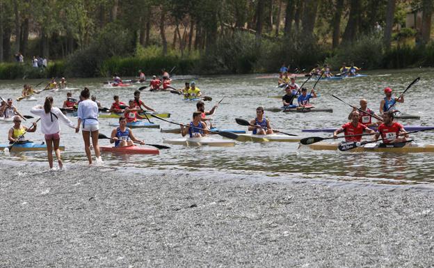 Varios participantes se preparan para iniciar el Descenso Internacional del Pisuerga, en Alar del Rey.