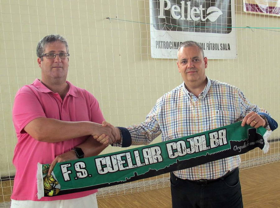 Paco Mellado (d), durante su presentación como entrenador del Naturpellet Cuéllar el pasado mes./El Norte