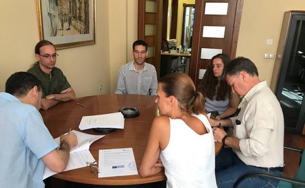 Los trabajadores firman sus contratos con el presidente de la Diputación, Francisco Vázquez (primero por la derecha).