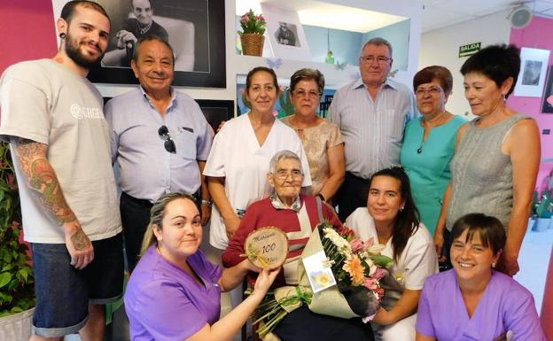 Mariana, junto a las trabajadoras de la residencia y sus tres hijas, dos yernos y un nieto.