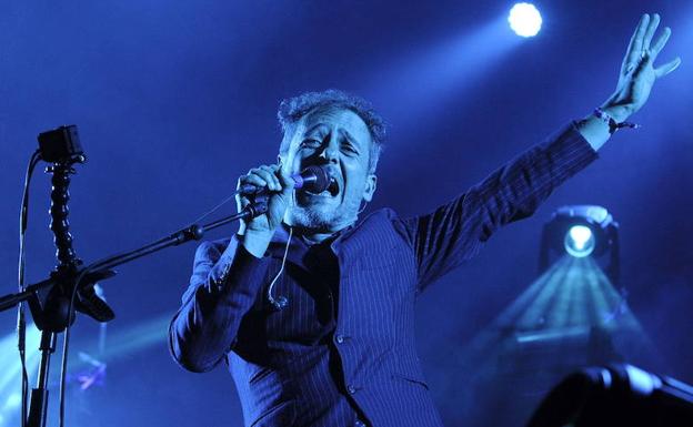 El cantante de Love of Lesbian, Santi Balmes, en el Intro Music Festival en la Feria de Muestras de Valladolid en 2016.