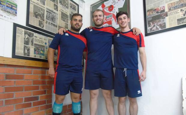 Sergio Segovia, Carlos Colomer y Jonathan Martín posan a la entrada del pabellón con parte de la historia escrita del club a sus espaldas./Ó. SJ. H.